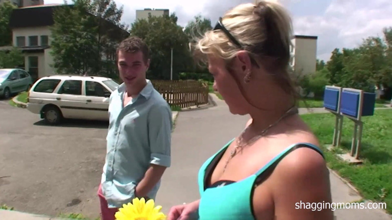 Shagging Stepmoms: Blond puma lubi trójkąt z dwoma białymi chłopcami