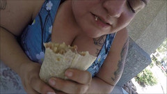 BBW Pleasures: Awek montel super saiz makan burrito besar di kolam