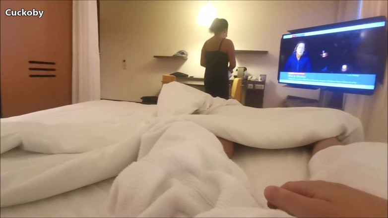 Cuckoby: ホテルのメイドが私の部屋を掃除し、私を射精させてくれている