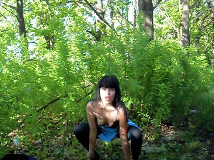 Horny Fuck Bitches: 숲에서 다음 수탉을 기다리고 있어