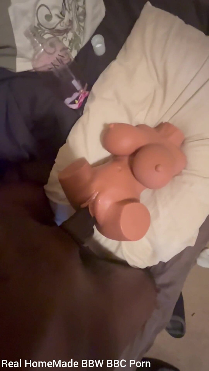 Big black cock BBCee: Šukání falešné kundičky silikonové panenky