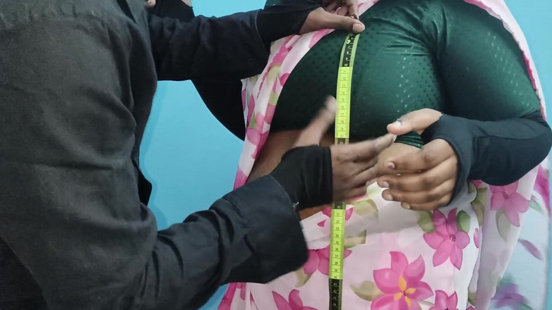 SneakyManner48: Tamil sukienka krawiecka pieprzy gorącą mamuśkę