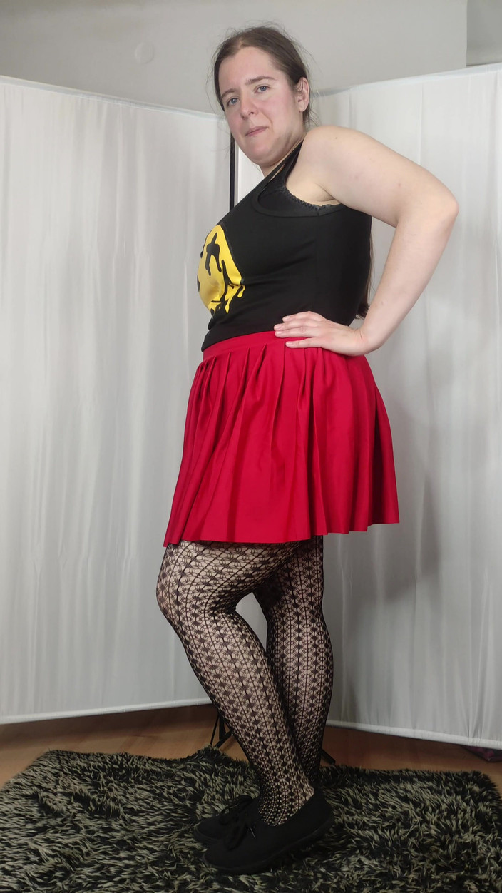 Lena Rose: [4k] Приміряти колготки з малюнком і червону міні-спідницю