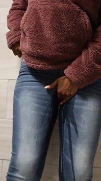 Indisk tjej piss desperation i jeans