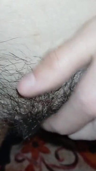 Nós masturbamos quentemente nossas xoxotas peludas molhadas juntas em POV