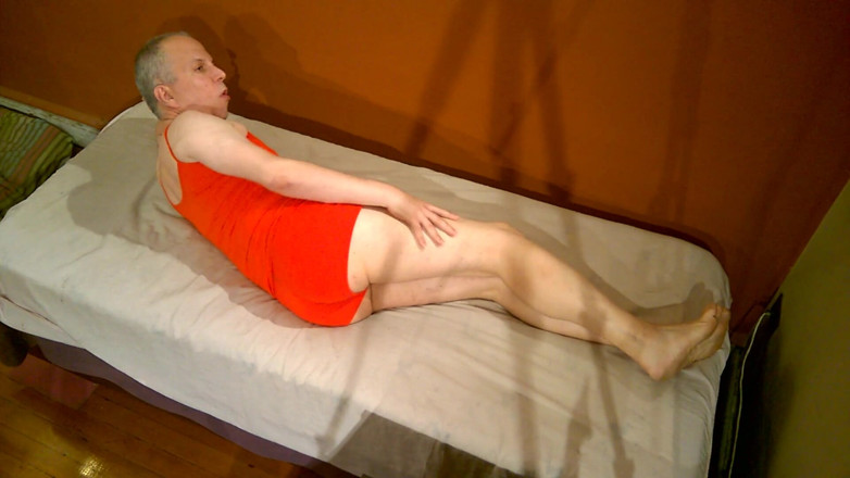 Dildo Man and Cross Hard Sex: Masturbación con ropa de mujer