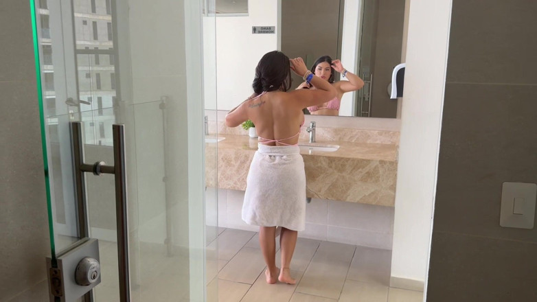 AlejandraPalacios: Bela turista colombiana brinca e é fodida por estranho que ela...