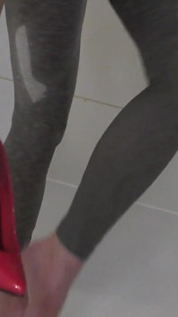 Čůral na můj zadek v legínách a chodidlech