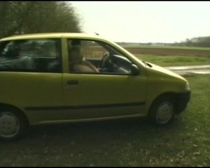 Deutsche Damen: Tombul Alman orta yaşlı seksi kadın arabada amını parmaklatıyor ve...