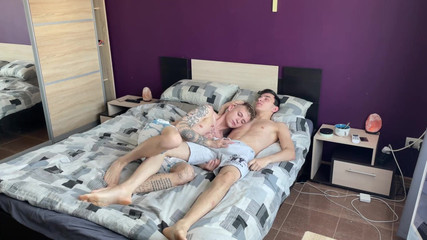 Max Gen: Due gay sborrano contemporaneamente