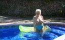 Porno kino: La formosa miLF tedesca in bikini viene sfodata in piscina