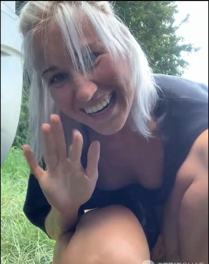 DINA LIGHT: Blonde pinkeln im