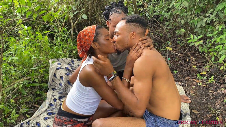 African Beauties: Jungle En Plein Air, Trois-certains Avec 2 Nanas Bisexuelles Et Une...