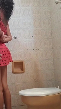 Il mio patrigno si è intrufolato in bagno per scoparmi al 100% anale