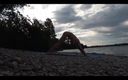 Jon Arteen: Slanke nudistenjongen doet naakt yoga op een naturistenstrand. Naakte yogavideo...