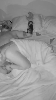 Puchis - une MILF mexicaine à petits seins surprend son voisin en train de se masturber et lui demande de lui mettre sa bite dedans