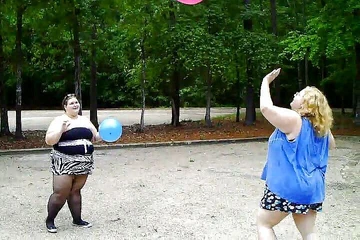 BBW nurse Vicki adventures with friends: Angie Kimber et moi jouons avec des ballons sur le...