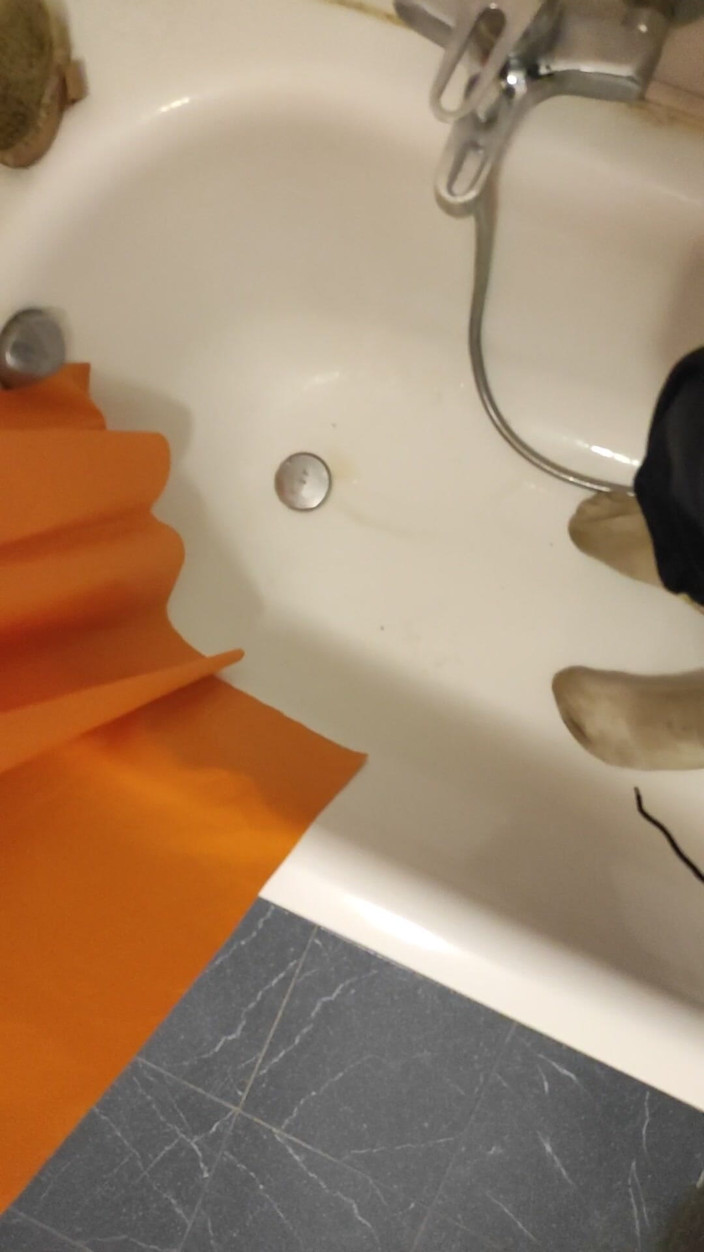 SmokedAlloy2: Sale cochon marteau dessus, pisse et chaussettes toilette