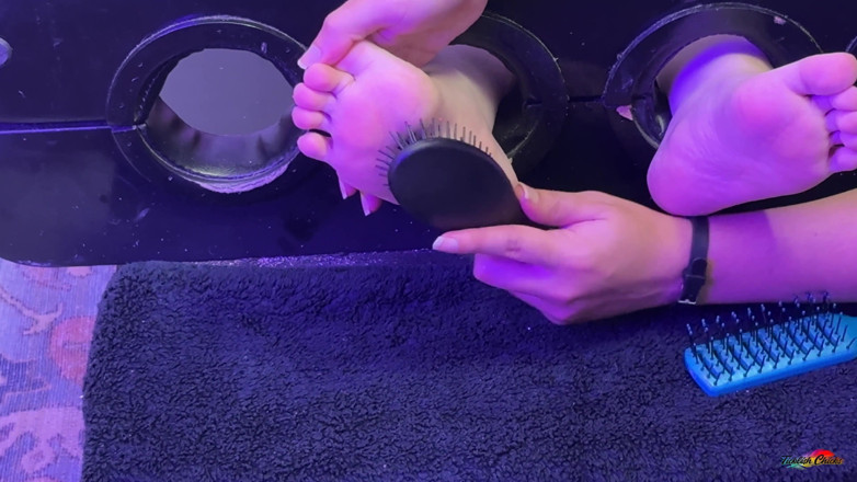 Ticklish Chicks: Heather üstsüz ve etiketli takım