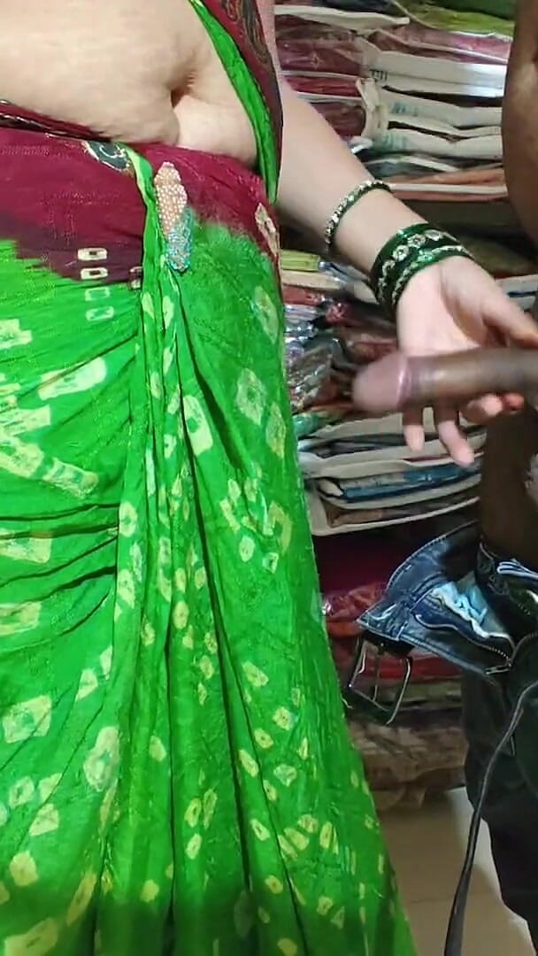 Sexy baby girl: Bhabhi follada a cambio de un nuevo sari