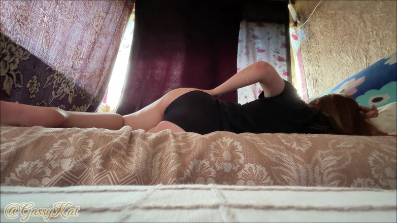 GassyKat: Сессия пердя в трусиках в грязном сарае