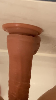 Mijn dildo in de badkuip berijden als een vies meisje
