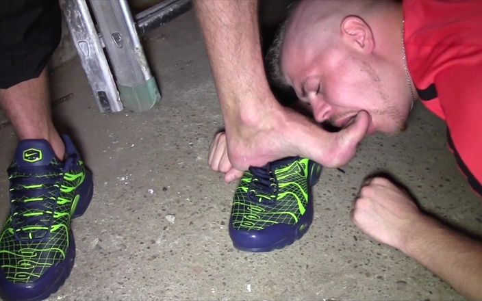 GAY USED RAW BY STRAIGHT BOY CURIOUS: 2088 dziwka Leo fucked Raw w Snekaer przez Badboya