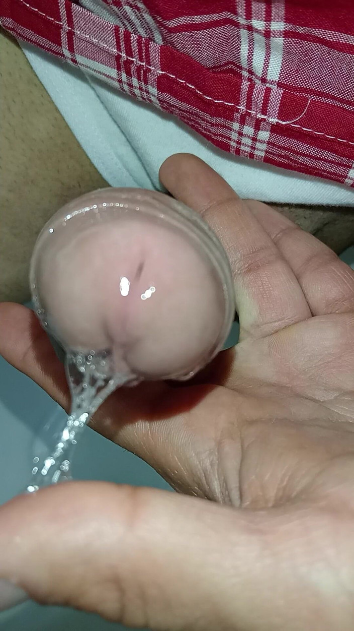 Rey rey: 핫하고 젖은, 화장실에서 강렬하게 자위하는 절망적 인 학생, 나는 거의 발견