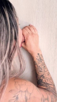 Büyük bir dildoyla derin gırtlağına kadar sakso