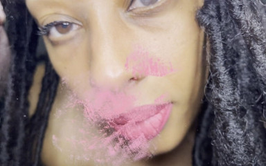 Pink Foxx: Pink Foxx całuje