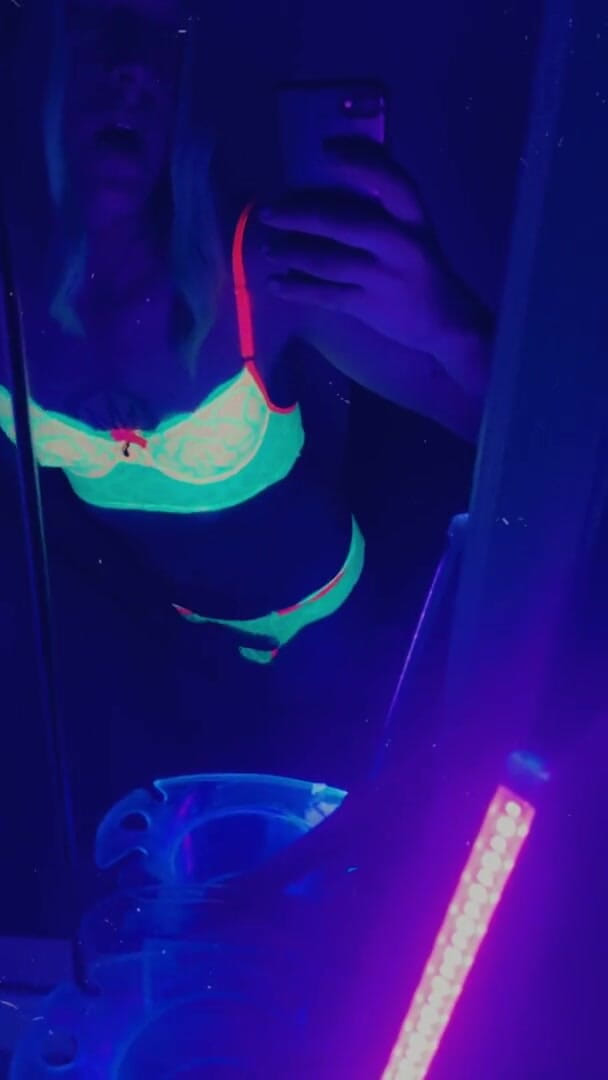 CarmenMelatonin: Sexy feestmeisje wil spelen in lingerie