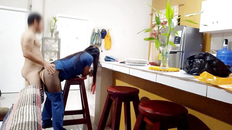 Martin13: 有争议的热门视频！护士和情人做爱，她的丈夫下班回家时差点发现她在家