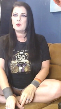 Rauchende MILF nur im t-shirt