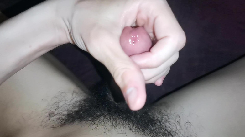 SEXY_GUYBEST: Um cara muito bonito masturba um pau grande e goza...