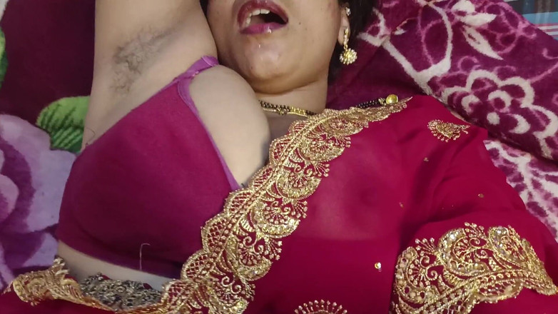 Aliases: Hete Bhabh Isi deelt grote baas