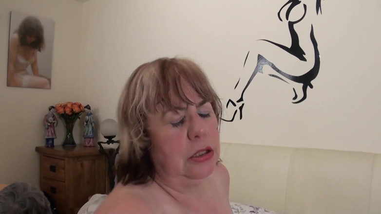 Dirty Doctors Clips: Trishas nachbarin ruft an