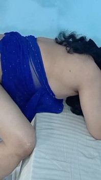 Lütfen önce ateşli Arap evli kadının domaltarak xxx anal sikişinden önce parmaklayarak göt deliğini hazırlayın