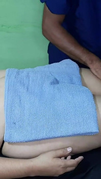 Eu dou uma boa massagem nos peitos para essa garota bonita