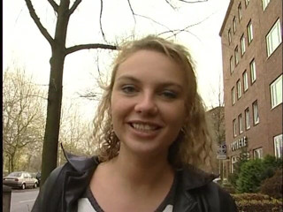 Lucky Cooch: Chica sexy entrevistada en la calle