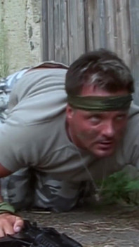 Армейская брюнетка трахается в сарае