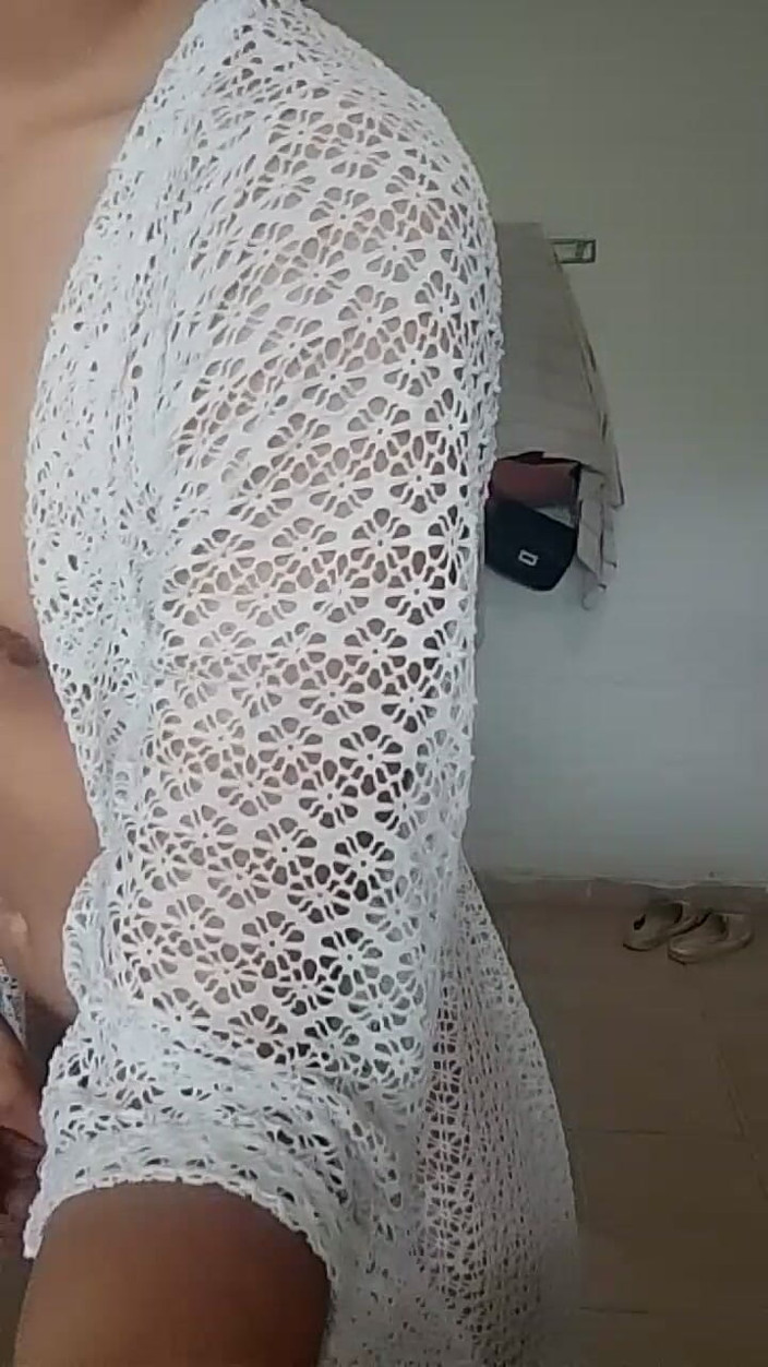 femboyass469: Güzel Femboy Çıplak Yürüyor ve Evinin Her Yerinde Mum Alıyor, Penisiyle...