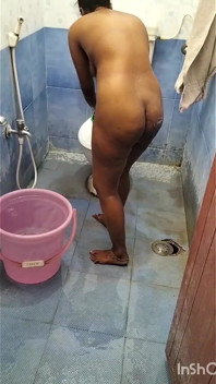 Tamil çift banyo yapıyor domaltarak sikişiyor