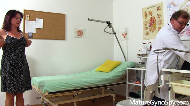 Mature Gyno Spy: Ginecolog matur - filmări pe cameră ale unei femei mature cu...