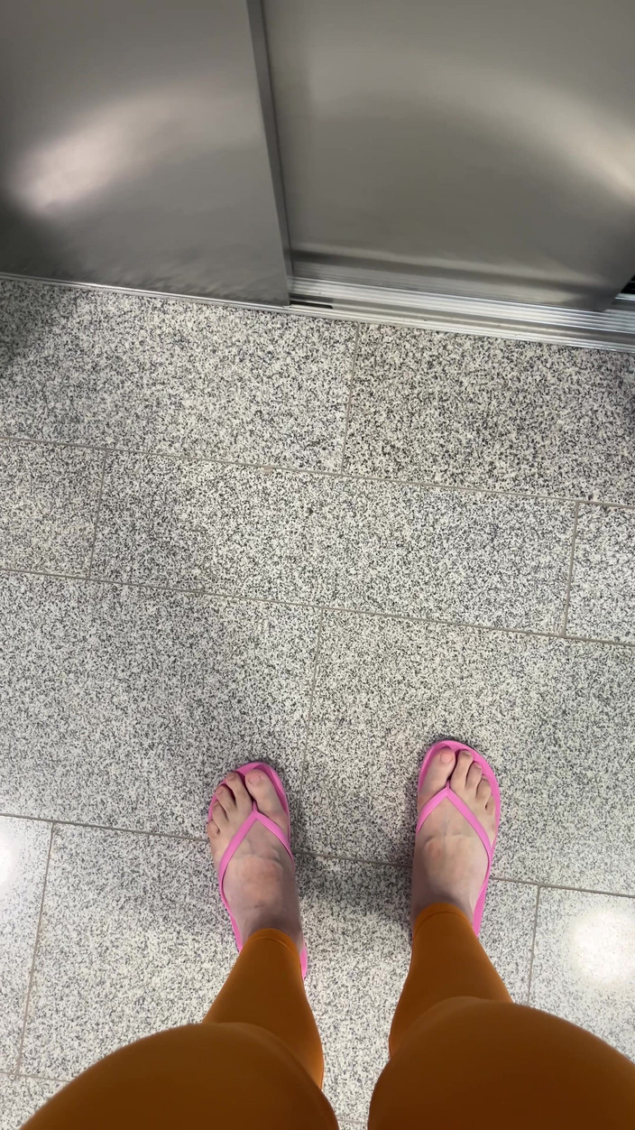 Feet: J’aime Me Promener En Tongs Roses