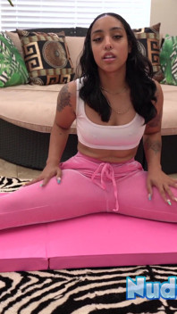 Árabe nena Jasmine Valentine desnuda yoga y masturbación