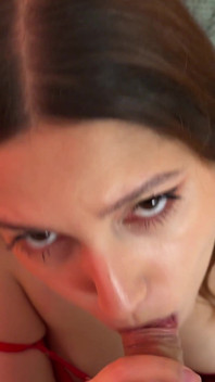 Zlobí kluci dostávají ty nejlepší dárky. Drsné šukání a dvojitý creampie pro velký zadek paní Claus