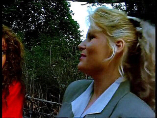 Lucky Cooch: Dvě sexy holky na venkovním rozhovoru