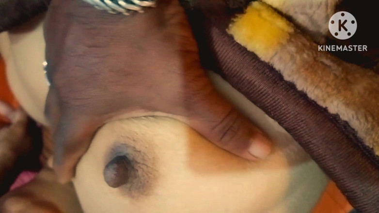 Hemant: 家庭主妇在床上的裸体表演