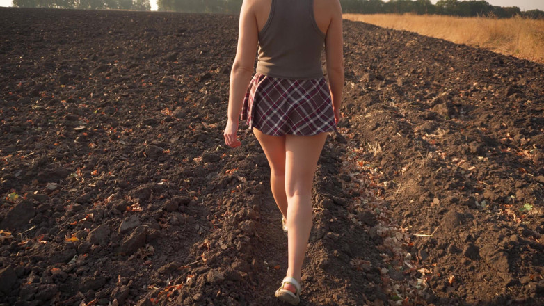 Teasecombo 4K: Watching College Girl Walks Outdoors - Full Back Panties