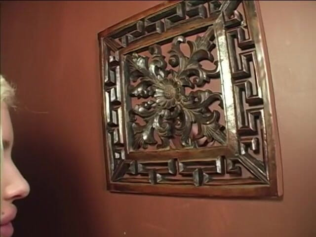 Glory Hole Babes: Prsatá blonďatá MILF dává hlavu v akci gloryhole